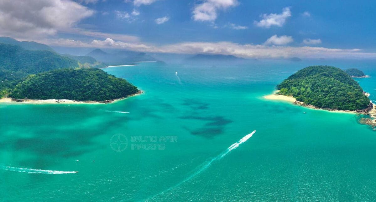 Passeio de lancha em Ubatuba pelas Ilhas das Couves, Prumirim, Rachada e dos Porcos, com praias paradisíacas.