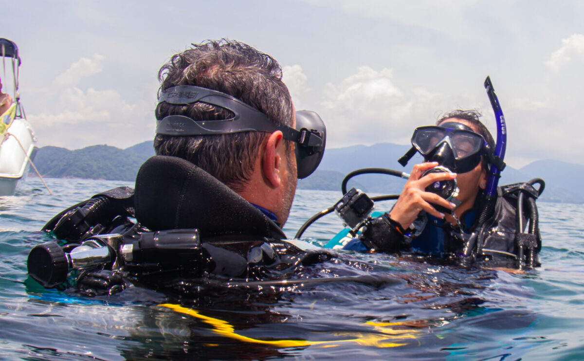 Cada passeio de lancha é planejado com atenção aos detalhes, garantindo conforto, organização e uma experiência sob medida para explorar ilhas e praias da região.