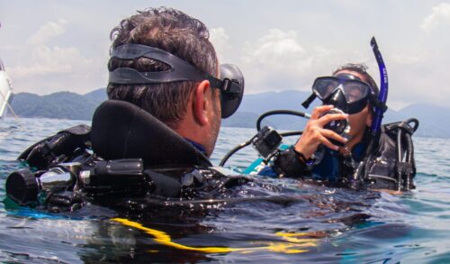 Mergulho credenciado na Ilha Anchieta em Ubatuba com mergulhadores utilizando cilindro